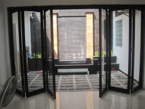Pintu lipat aluminium kaca